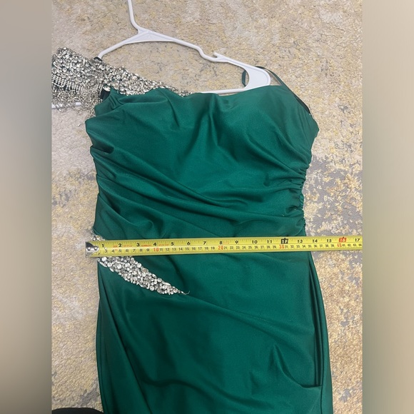 PS23389 EMERALD portia and Scarlett gown - Picture 8 of 11